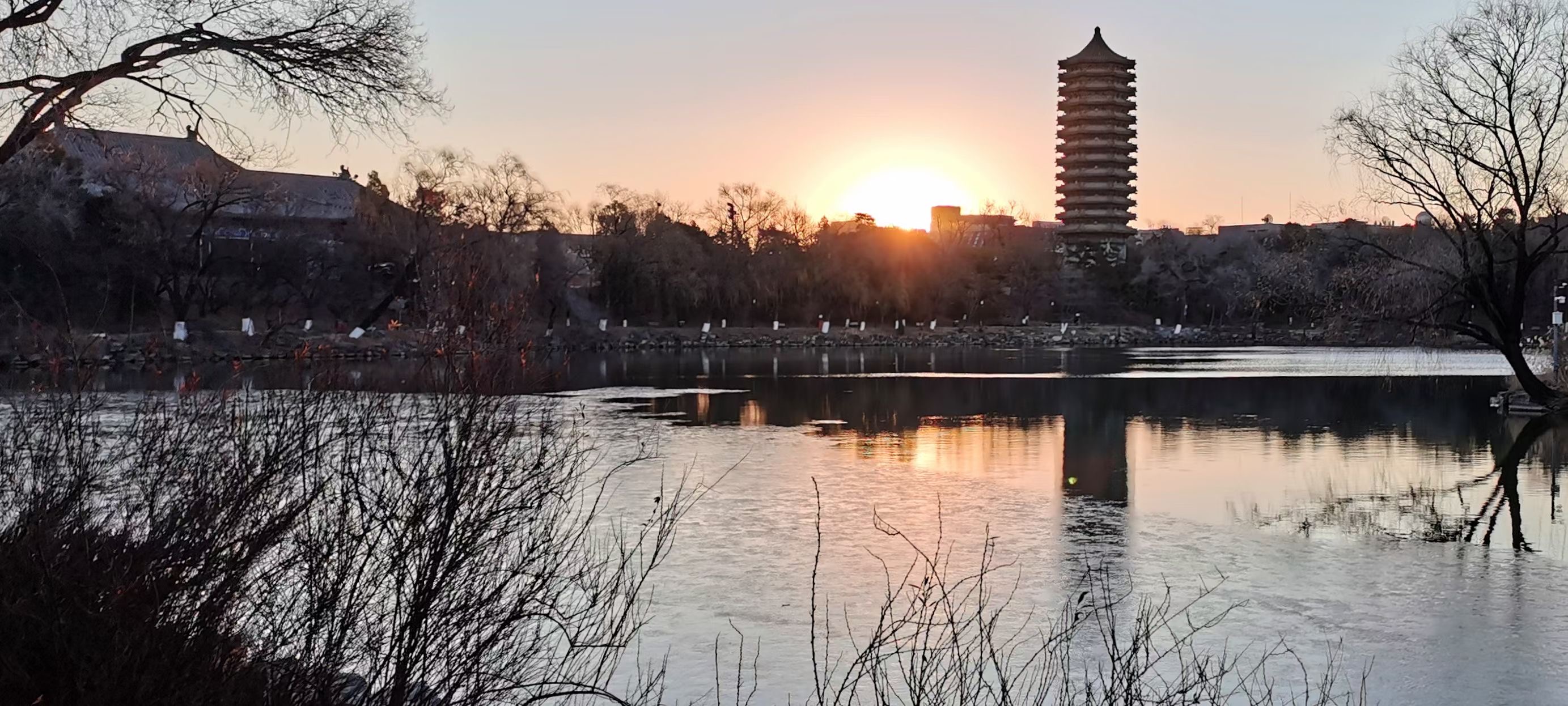 北京大學未名湖景觀.jpg